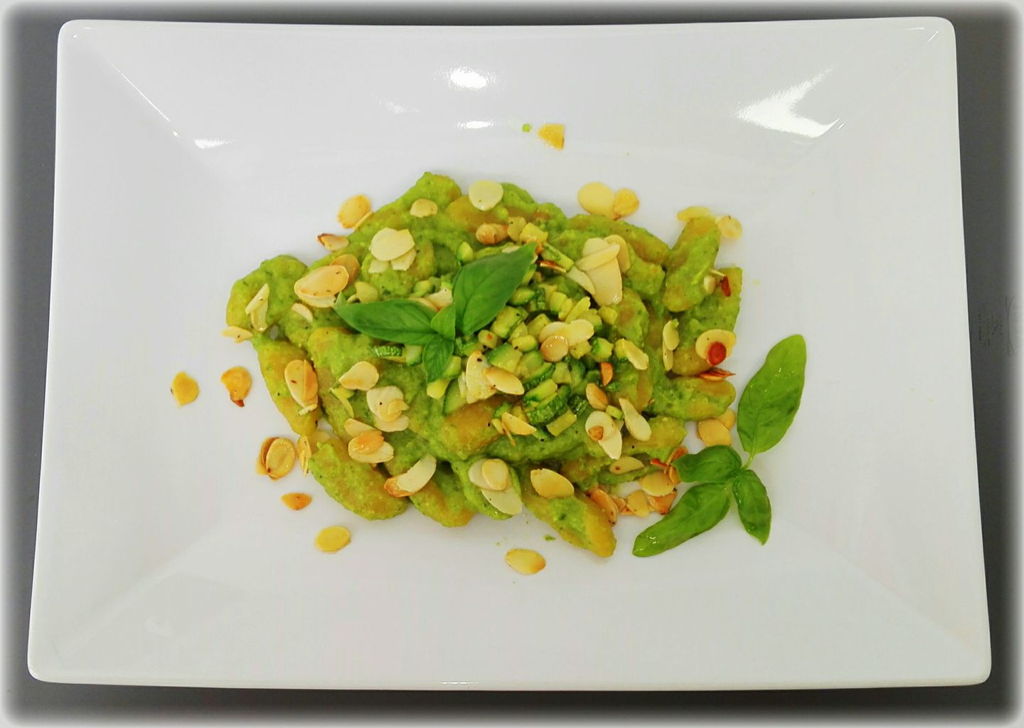 gnocchi-di-curcuma-con-crema-di-zucchine-al-basilico-con-scaglie-di-mandorle-tostate