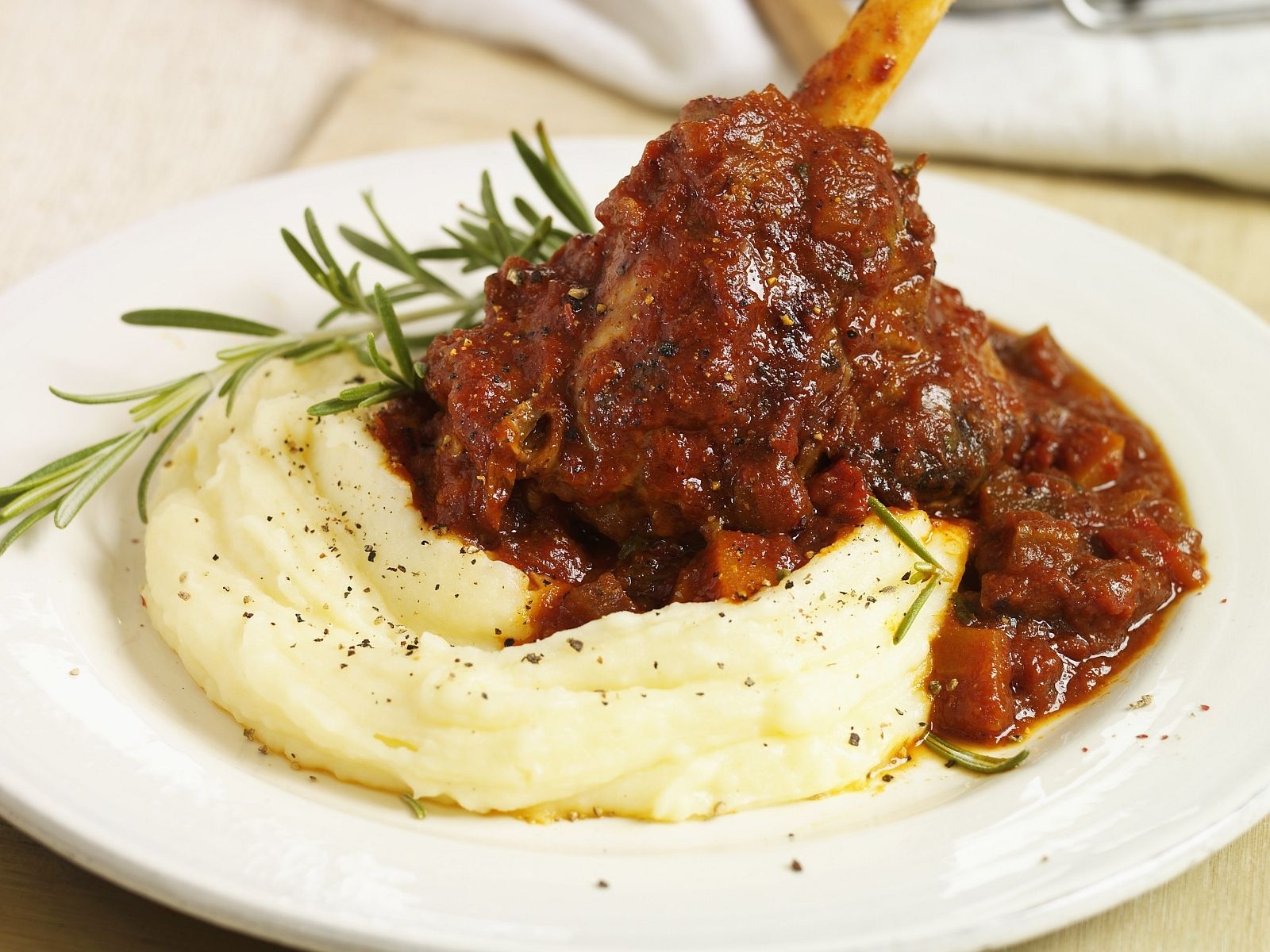 roasted-lamb-shanks-with-mashed-potatoes-576104