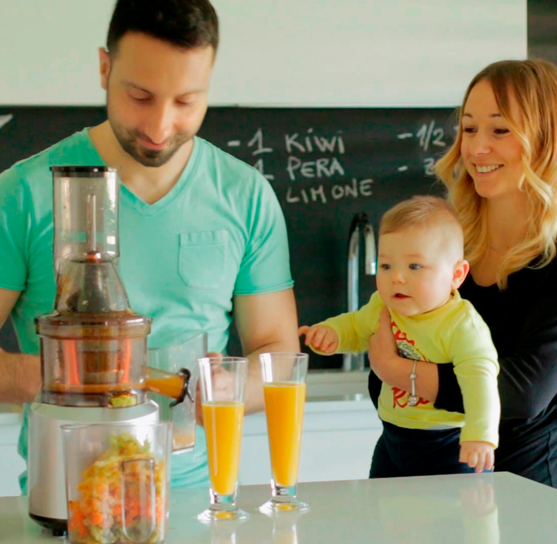 immagine di una donna di 45 anni che estrae un succo verde con l'estrattore di succo per famiglie estraggo