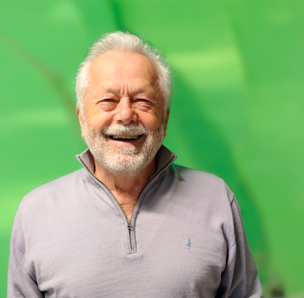 immagine di una donna di 45 anni che estrae un succo verde con l'estrattore di succo per famiglie estraggo