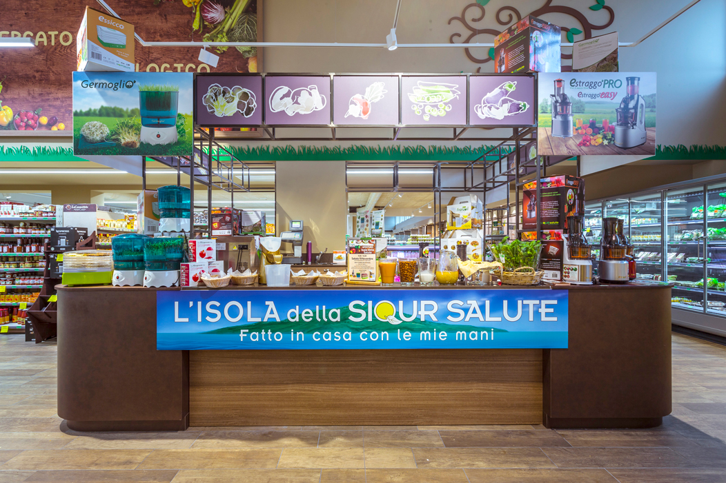 immagine di una donna di 45 anni che estrae un succo verde con l'estrattore di succo per famiglie estraggo